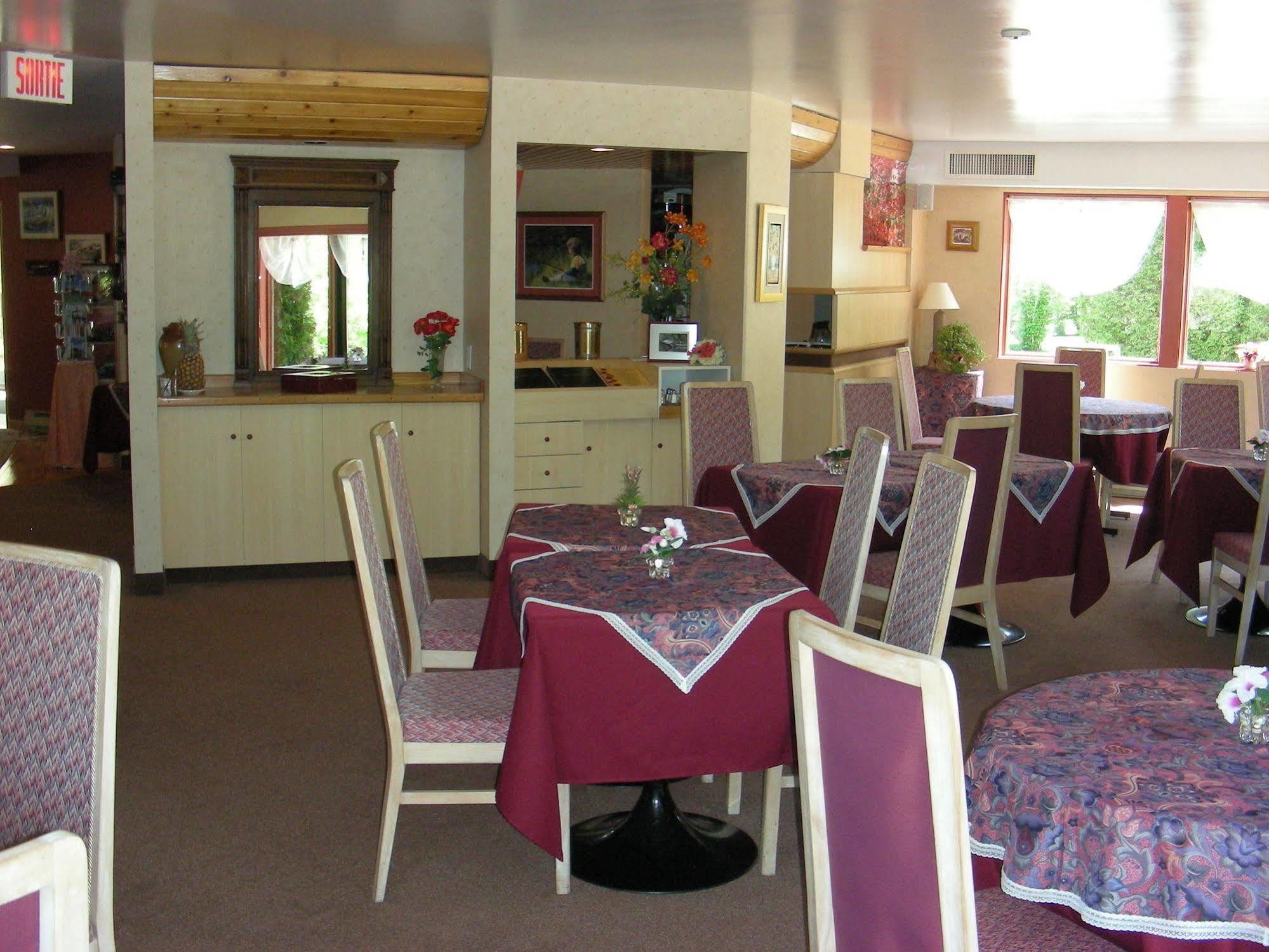 Auberge Du Jardin Petit-Saguenay ภายนอก รูปภาพ